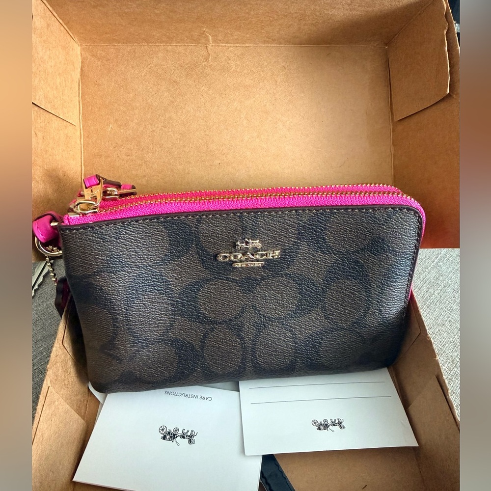 NEW COACH DOUBLE CORNER ZIP WRISTLET IN SIGNATURE
CANVAS.